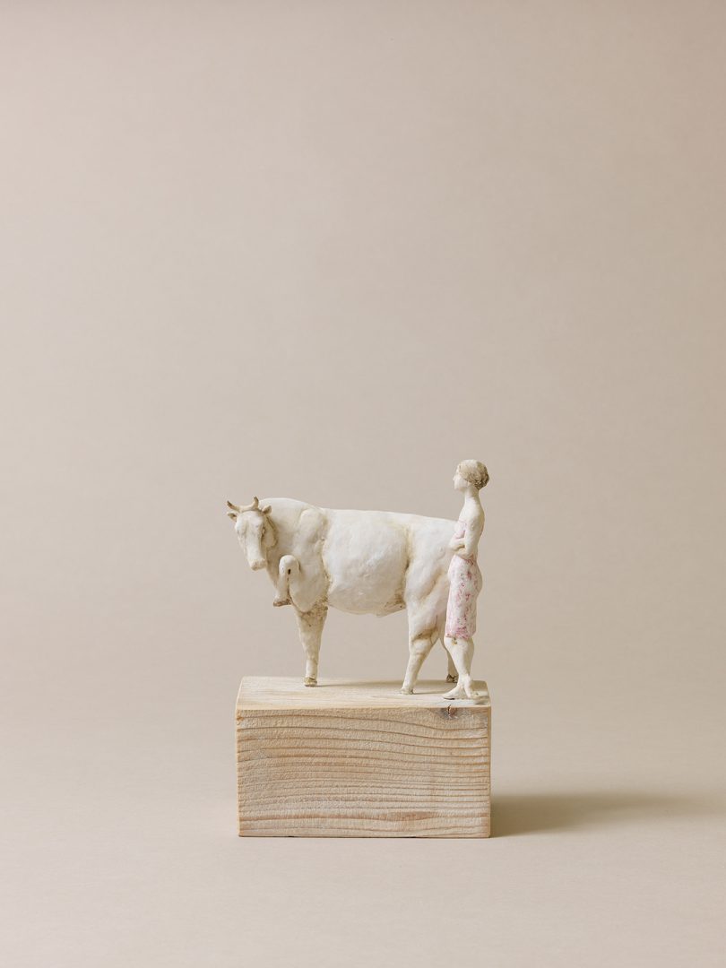 Bild von einer modellierte Frau neben einem Stier ©Antje Jakob