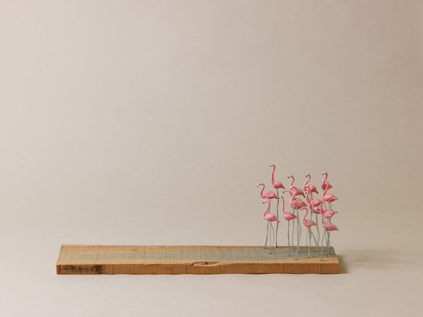 Bild von modellierten Flamingos auf einer Holzplatte. ©Antje Jakob