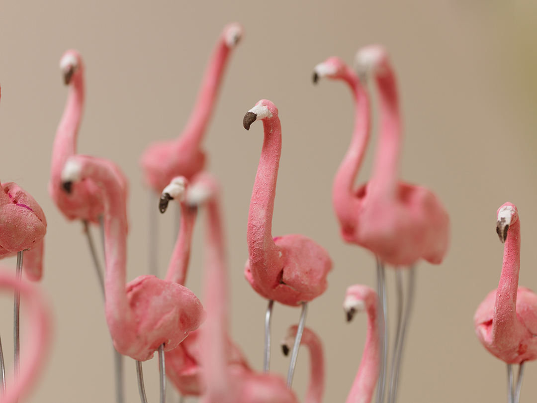 Nahaufnahme von modellierten Flamingos. ©Antje Jakob